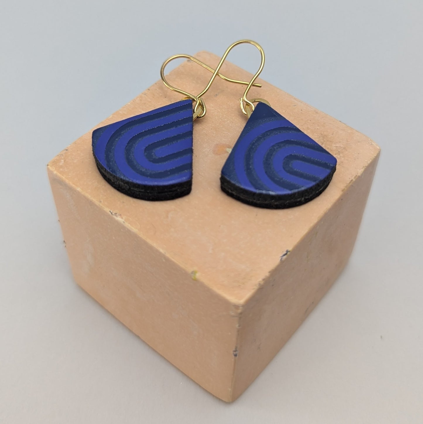 DROP TRIANGLE EARRINGS