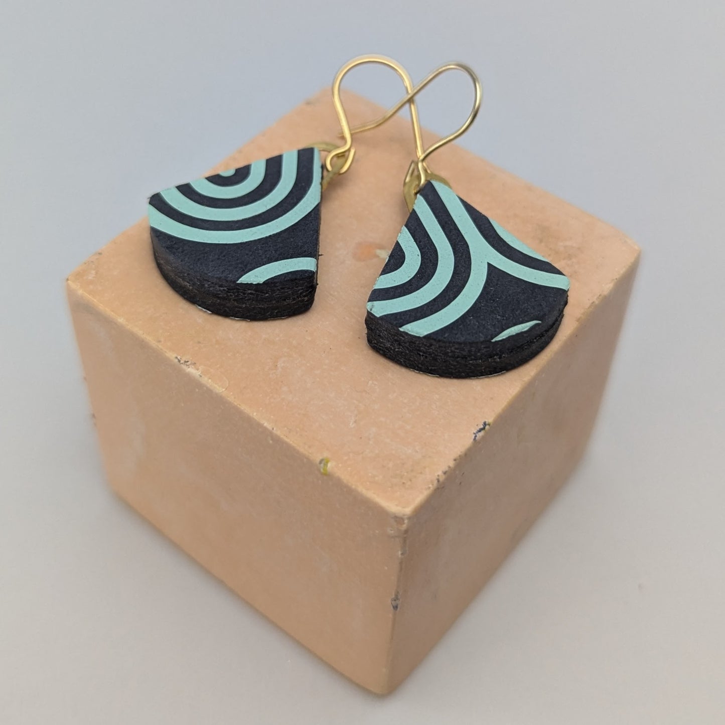 DROP TRIANGLE EARRINGS