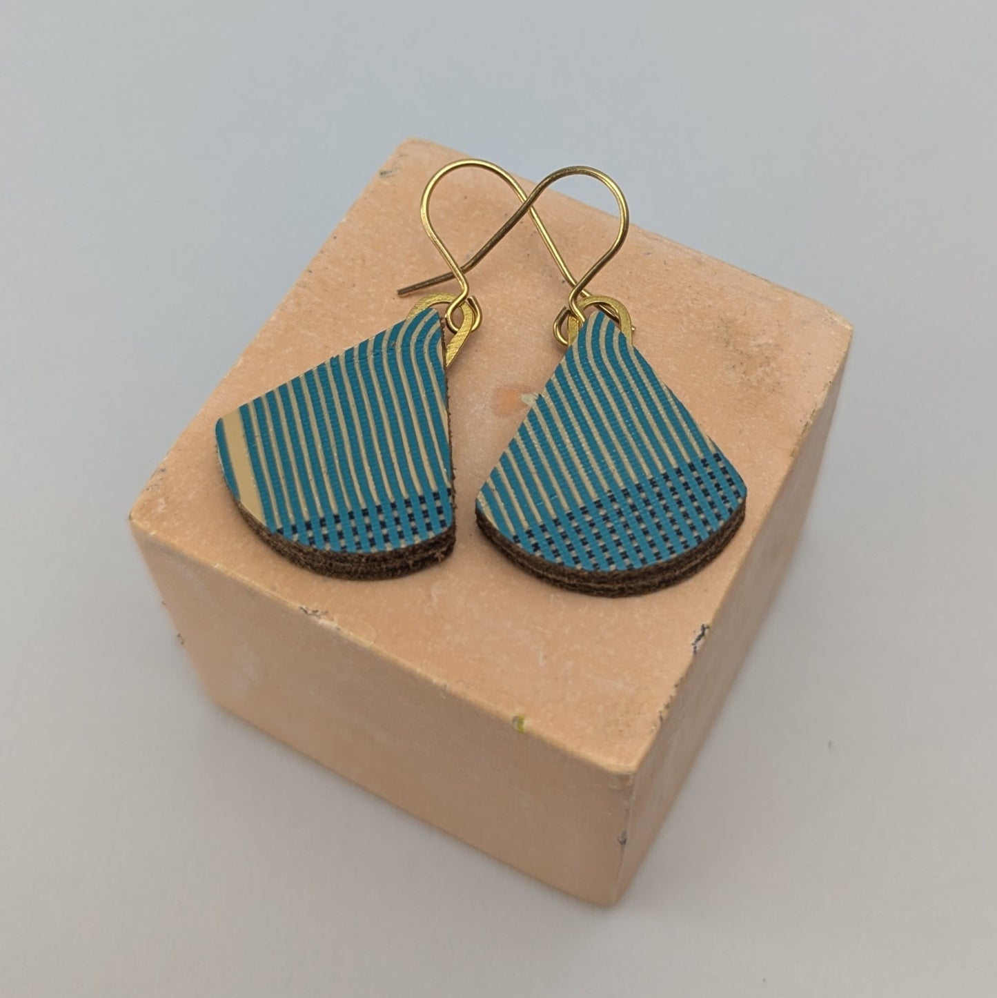 DROP TRIANGLE EARRINGS