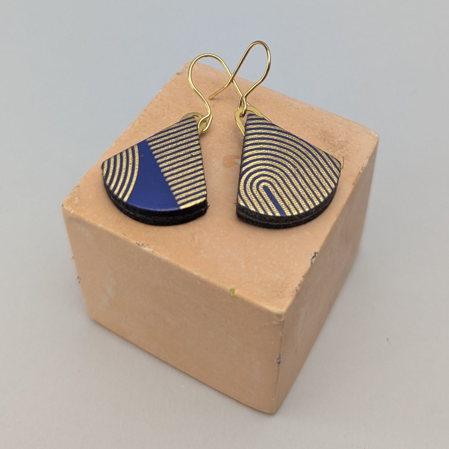 DROP TRIANGLE EARRINGS