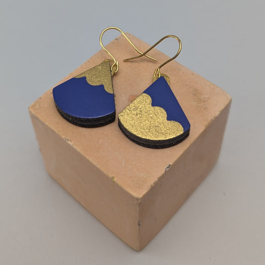 DROP TRIANGLE EARRINGS