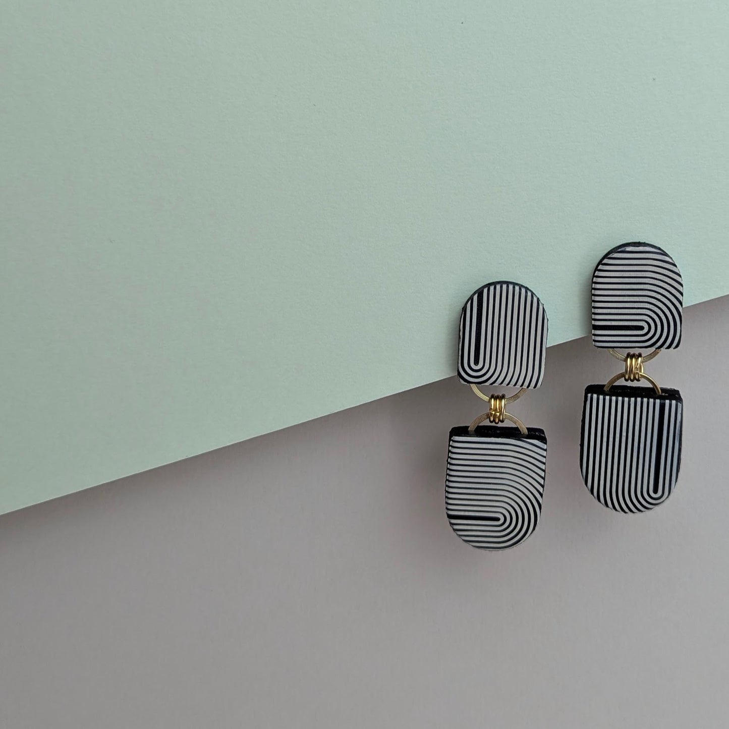 DOUBLE-DECKER LINEAR STUDS