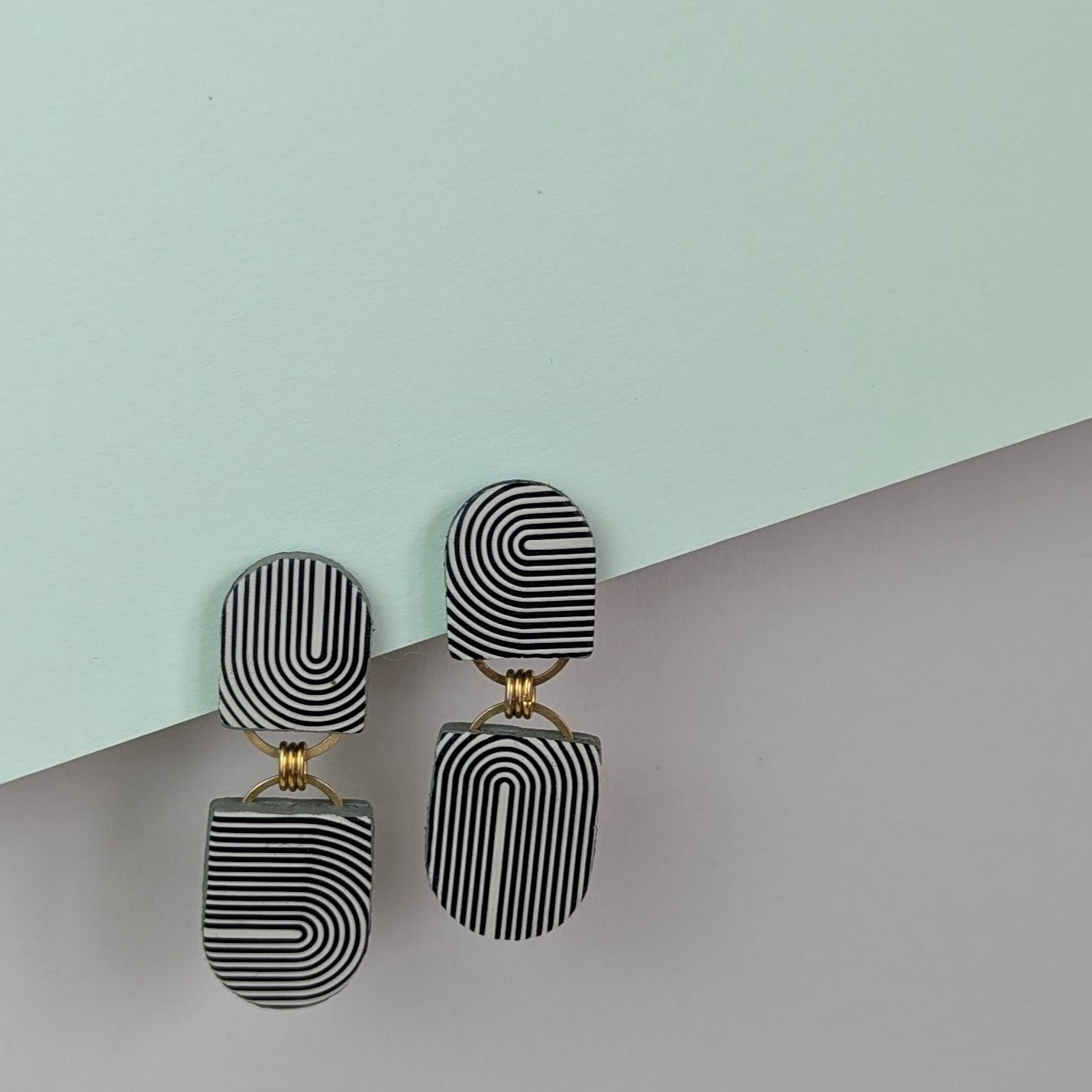 DOUBLE-DECKER LINEAR STUDS