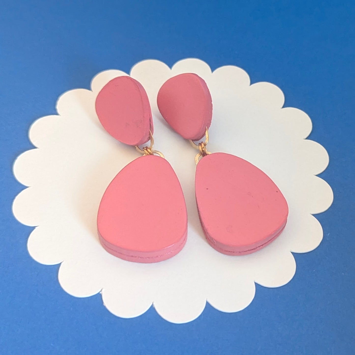 SALE//Pebble drop stud.